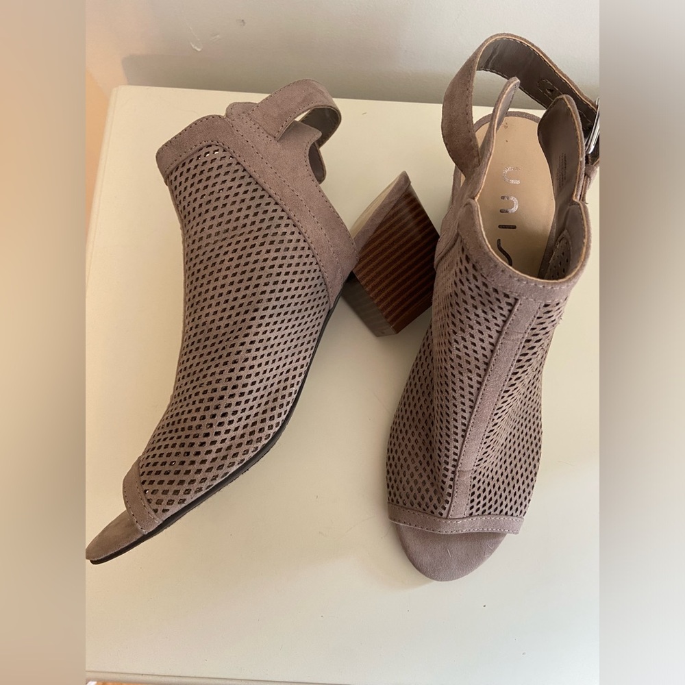 UNISA Tan Casual Open Toe Ankle Booties Sandals UnoPalo Womens size 8.5